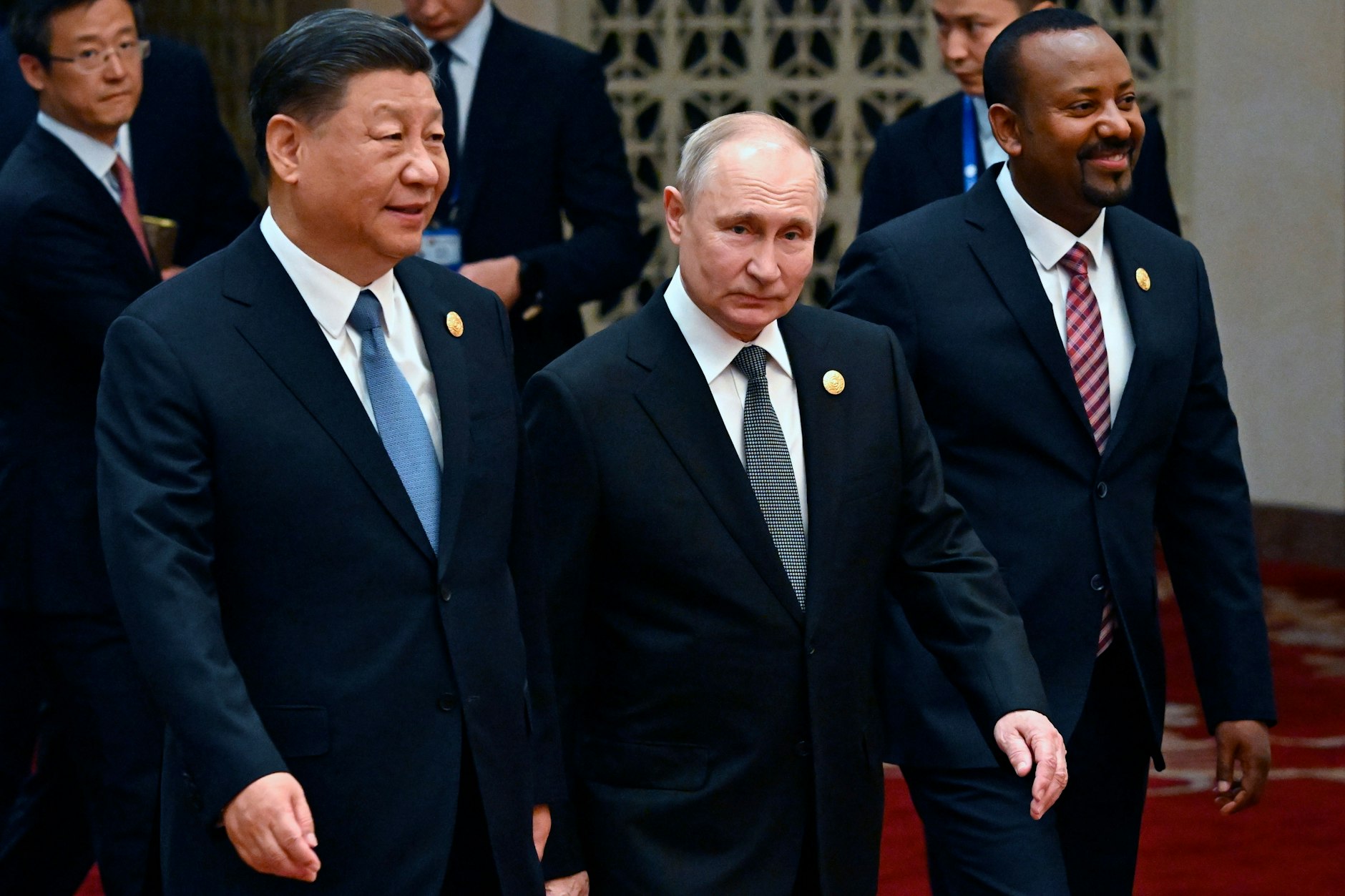 Kreml-Chef Wladimir Putin geht an der Seite von Chinas Präsident Xi Jinping auf dem Belt-and-Road-Forum in der Großen Halle des Volkes in Peking, China am 18. Oktober 2023.