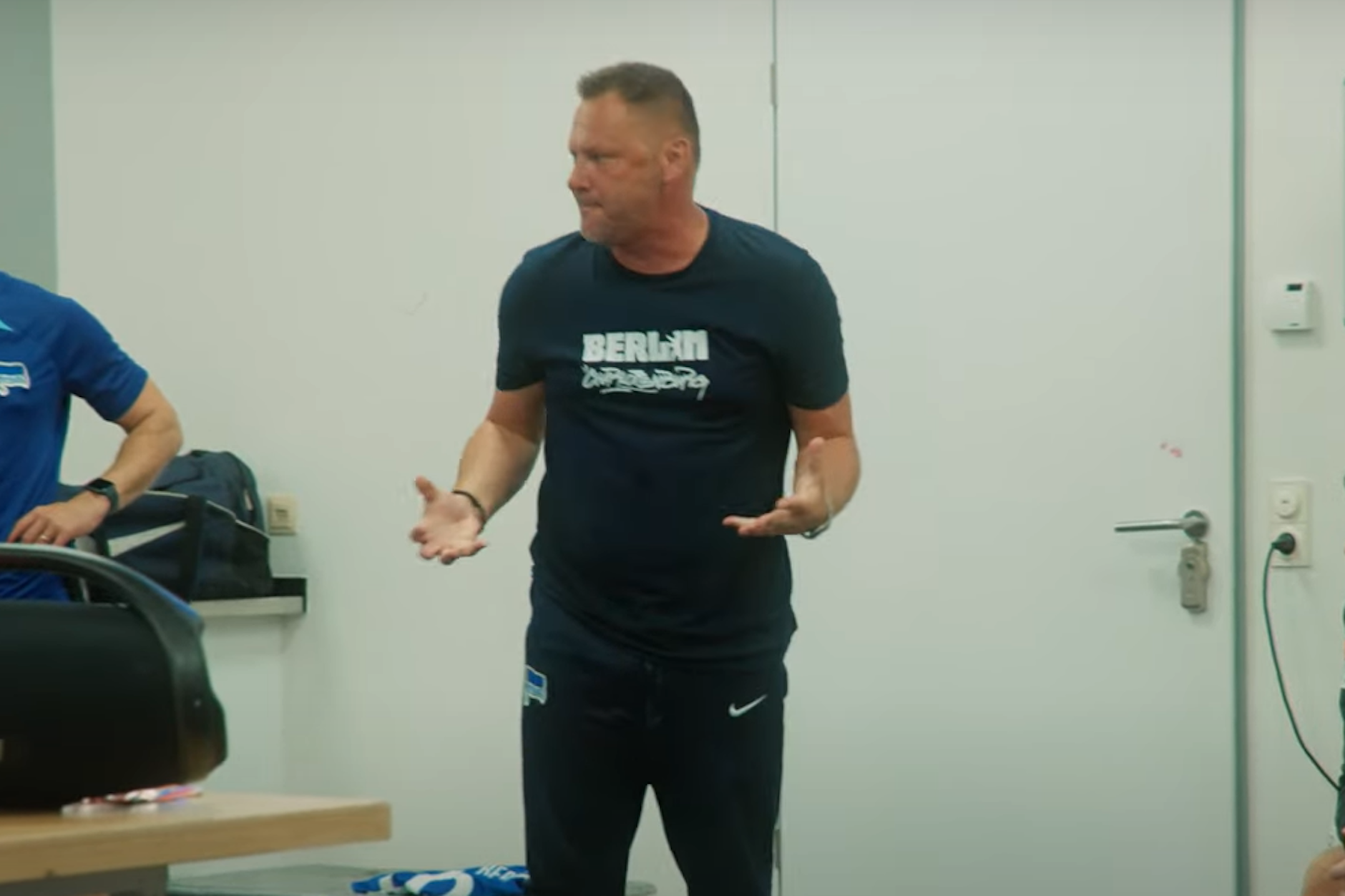 Knallhart in der Kabine! Beim 0:3 in Hamburg hielt Herthas Trainer Pal Dardai eine explosive Wutrede und sprach von Hosenscheißern. Sie wurde gefilmt, ist in Hertha Doku auf youtube zu sehen.