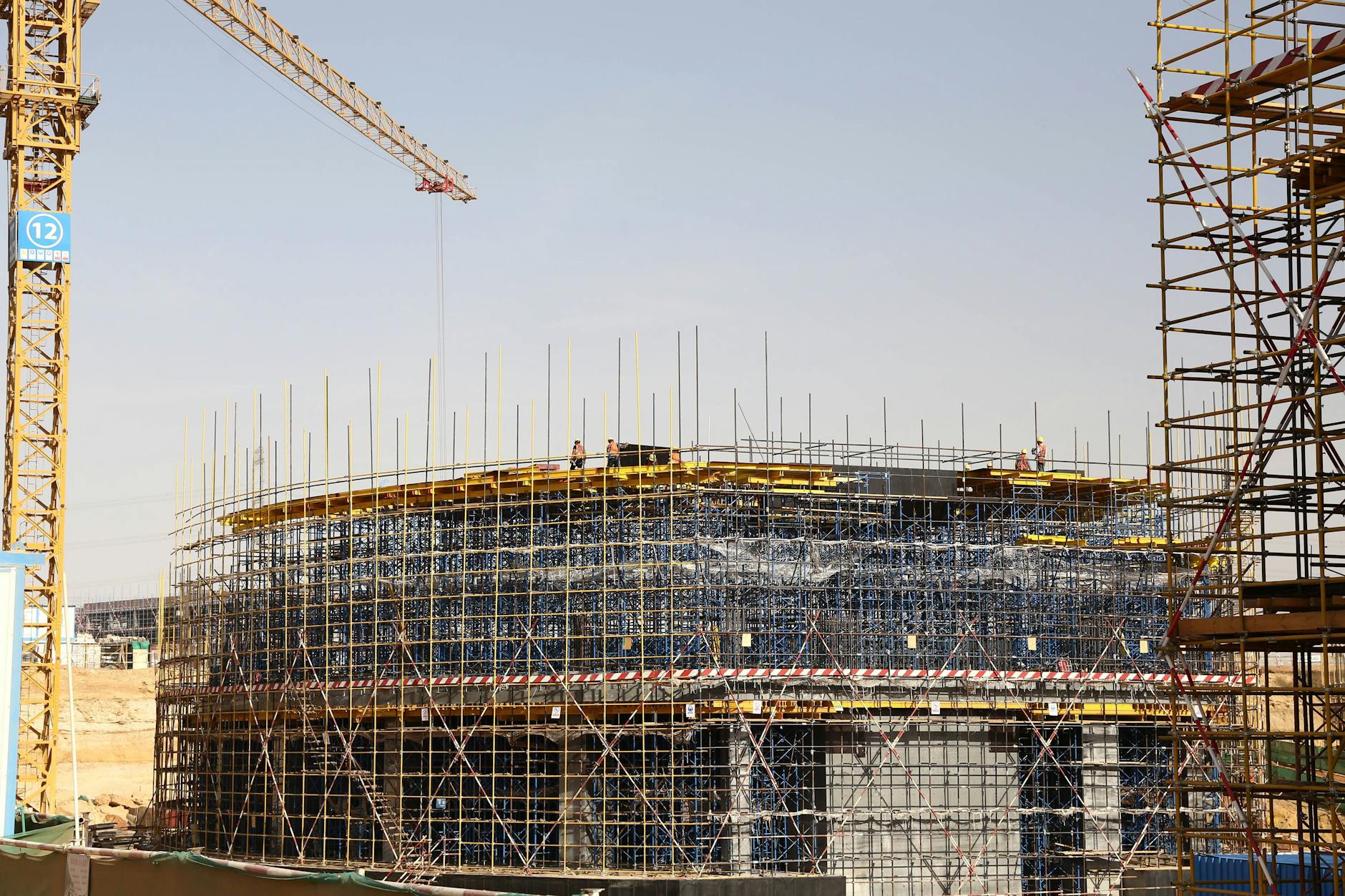 Die Baustelle des Central Business District (CBD)-Projekts der China State Construction Engineering Corporation (CSCEC) in Ägyptens neuer Verwaltungshauptstadt, etwa 50 Kilometer östlich von Kairo. Das Projekt ist ein Meilenstein im Rahmen der Belt and Road Initiative (BRI).