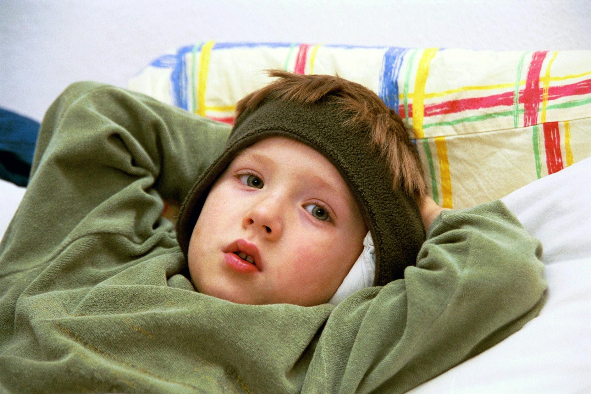 Als Hausmittel gegen Ohrenschmerzen helfen Zwiebelsäckchen, die man mit einem Stirnband fixieren kann.