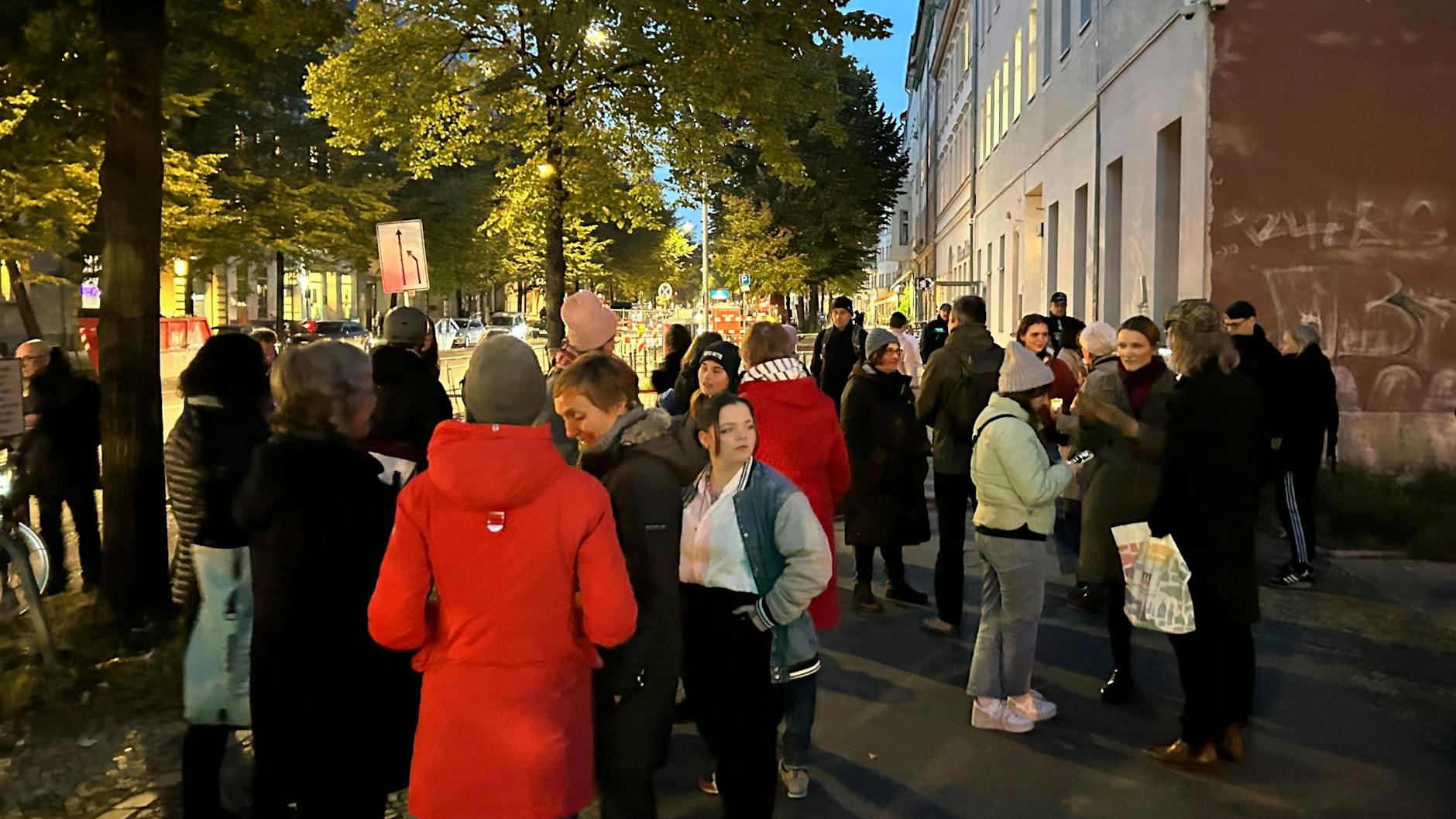 Nach dem versuchten Brandanschlag auf die Synagoge in der Berliner Brunnenstraße hat eine von Nachbarn organisierte Initiative eine Mahnwache gegen Antisemitismus abgehalten. 