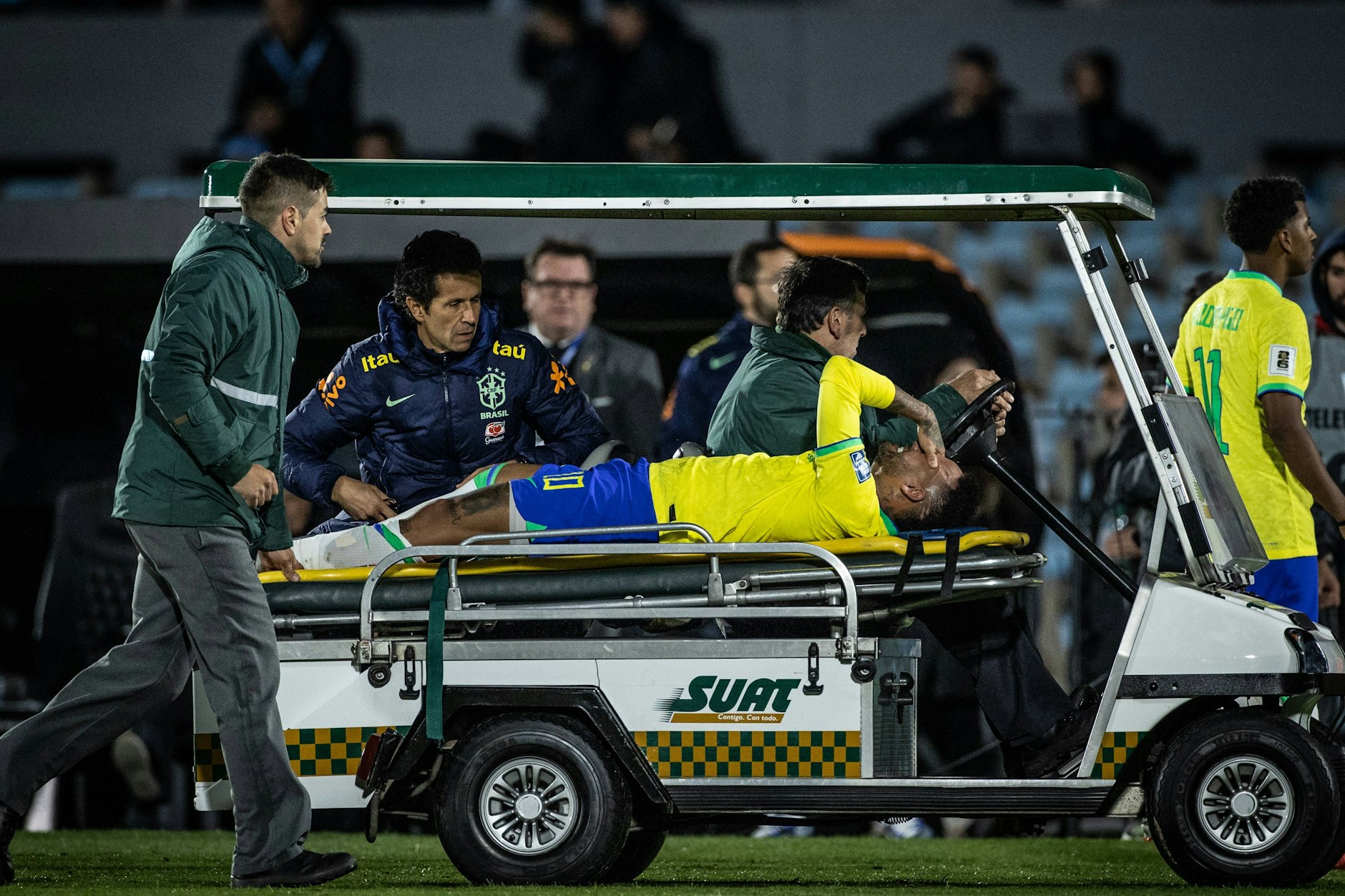 Neymar auf der Trage des Sanitäts-Caddys. Bei Brasiliens WM-Quali-Spiel in Uruguay verdrehte er sich das Knie.