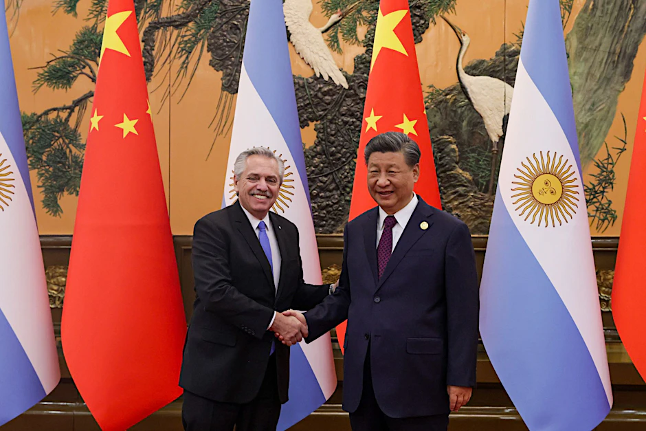 HANDOUT - Präsident Alberto Fernández und Präsident Xi Jinping in Peking. Kurz vor der Präsidentenwahl in Argentinien verschafft China der angeschlagenen Wirtschaft des südamerikanischen Landes weiteren finanziellen Spielraum.  ntina/dpa