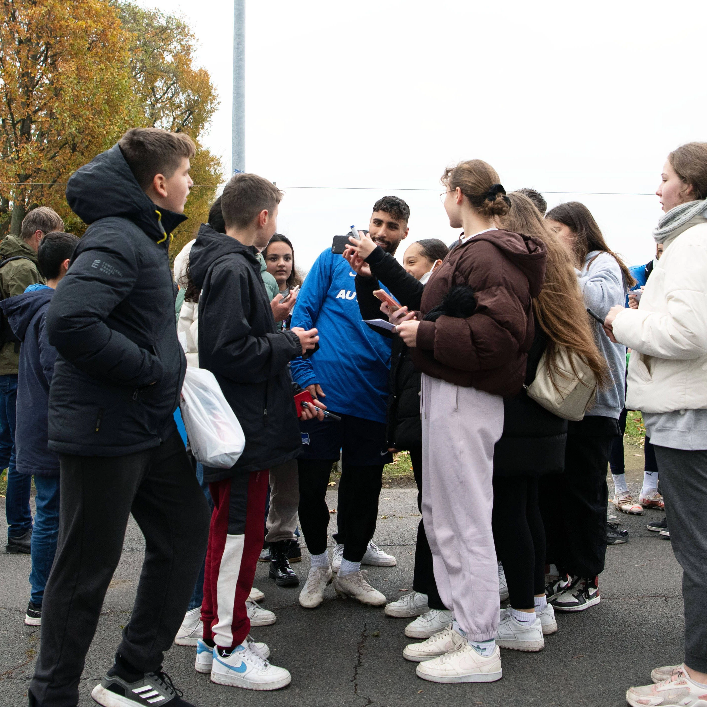 Wo Herthas Nader El-Jindaoui ist, sind auch die jungen Fans – Selfie-Fieber am Schenkendorffplatz.