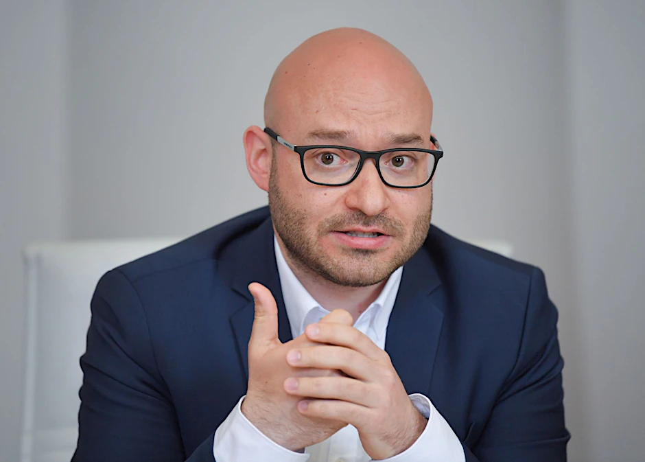 ARCHIV - Rene Wilke (Die Linke), Oberbürgermeister der Stadt Frankfurt (Oder), spricht auf einer Pressekonferenz.  a/Archivbild