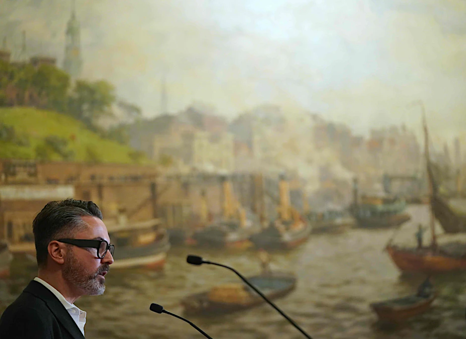 Fabio De Masi, Ex-Bundestagsabgeordneter der Linken, gibt nach seiner Zeugenaussage vor dem Cum-Ex-Untersuchungsausschuss der Hamburgischen Bürgerschaft ein Pressestatement im Rathaus.