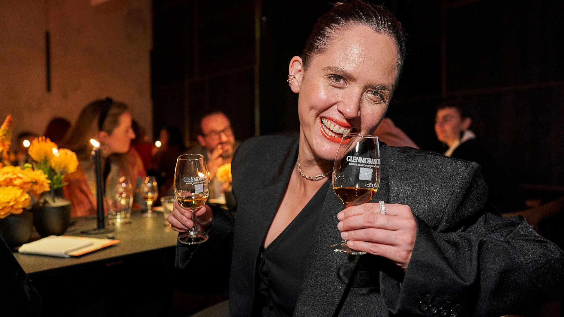 Auch Schauspielerin Emily Cox genoss den außergewöhnlichen Tropfen.