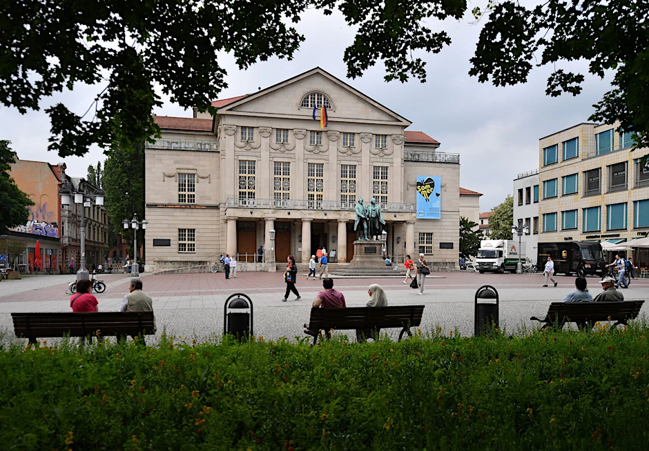 ARCHIV - Das Deutsche Nationaltheaters Weimar soll grundsaniert werden.  a