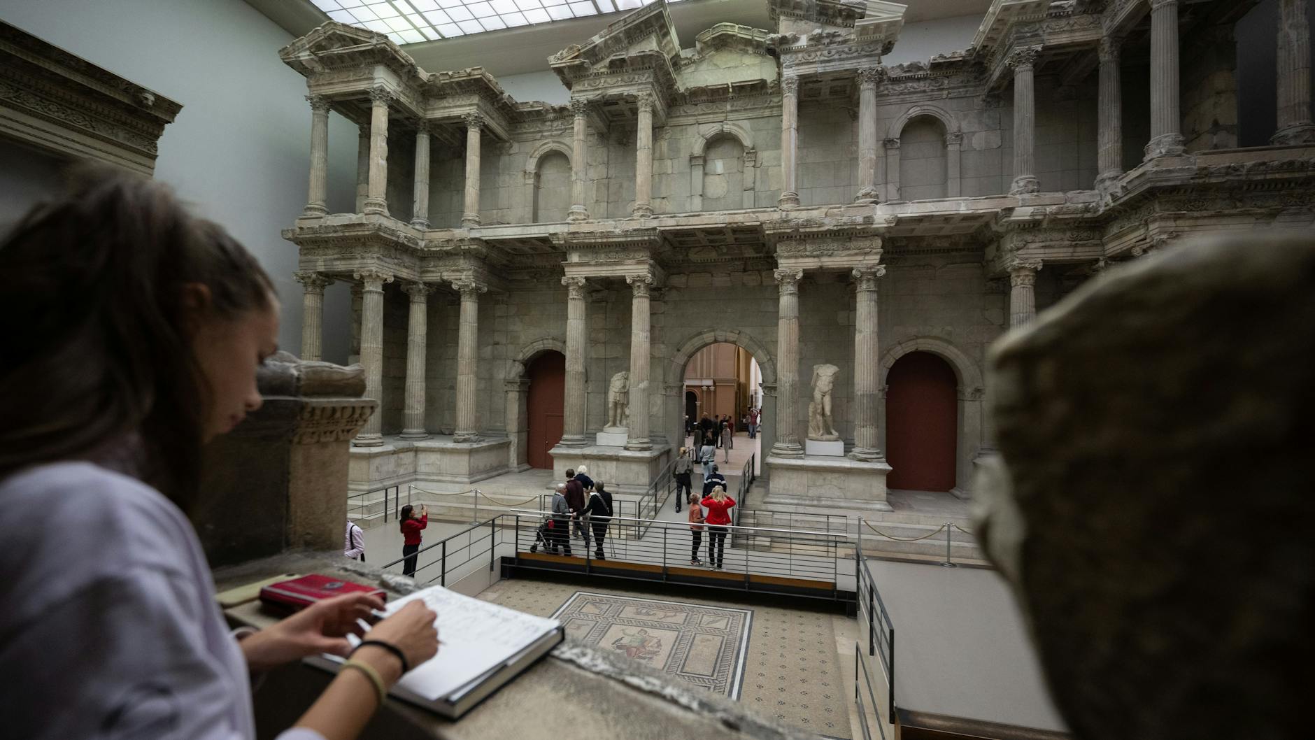Architekturstudentin Sina zeichnet im Pergamonmuseum das Markttor von Milet. Auch dieses wird man lange nicht mehr sehen können.