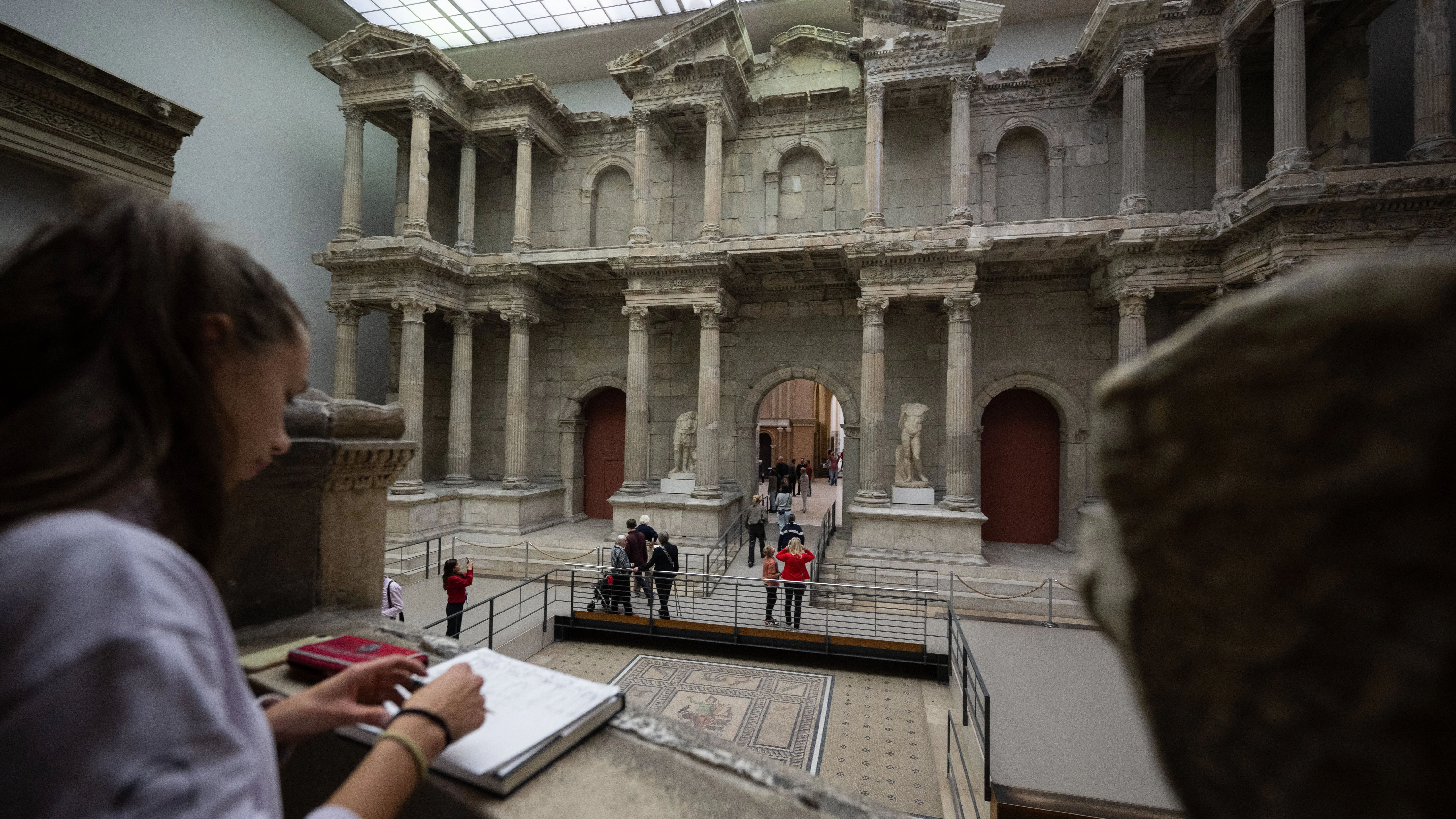 Architekturstudentin Sina zeichnet im Pergamonmuseum das Markttor von Milet. Auch dieses wird man lange nicht mehr sehen können.