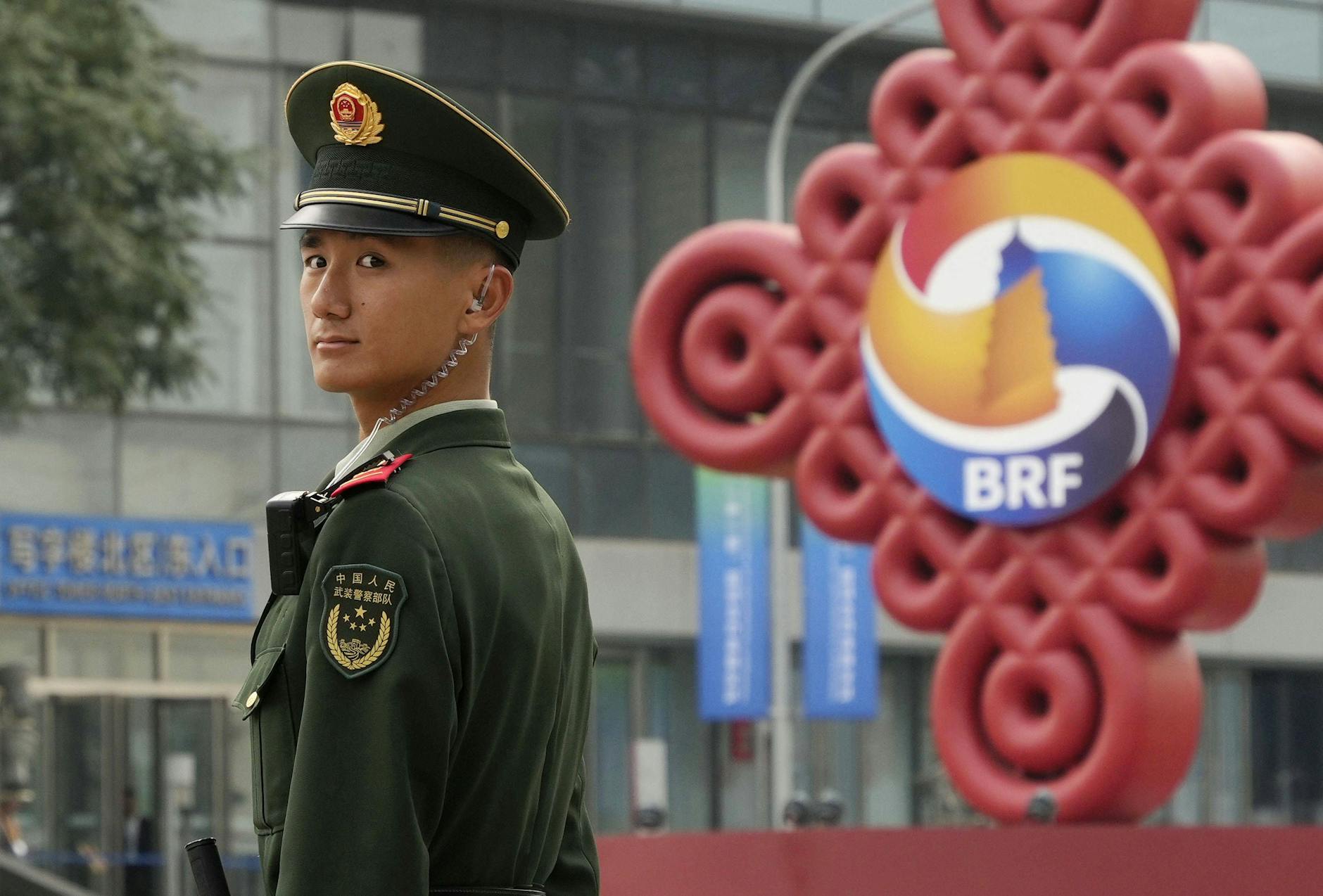 Ein bewaffneter Polizist hält am Veranstaltungsort des internationalen Seidenstraßenforums Wache.