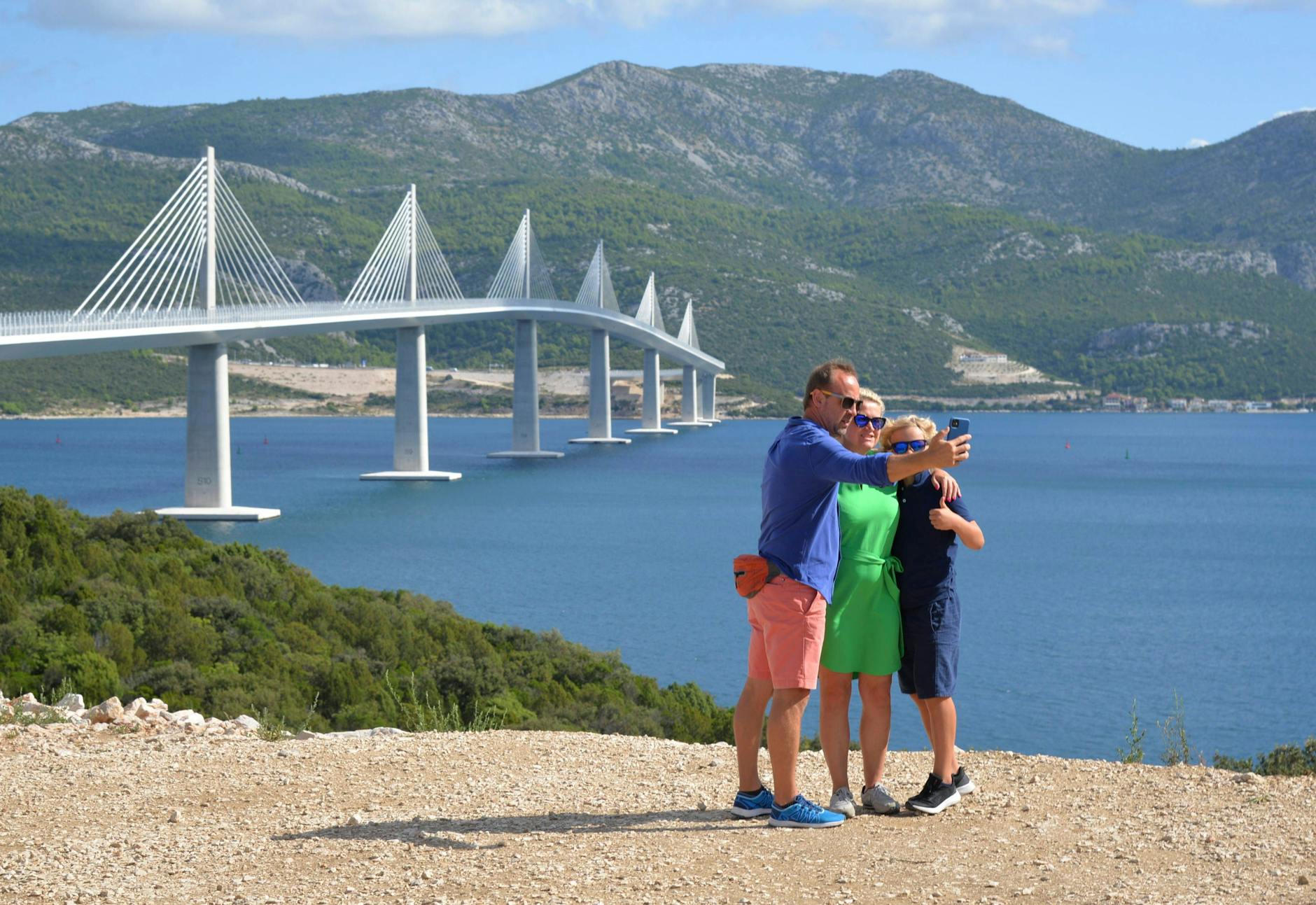 Eine Familie posiert für Fotos vor der Peljesac-Brücke in Kroatien, die im Rahmen von Chinas Belt and Road Initiative gebaut wurde.