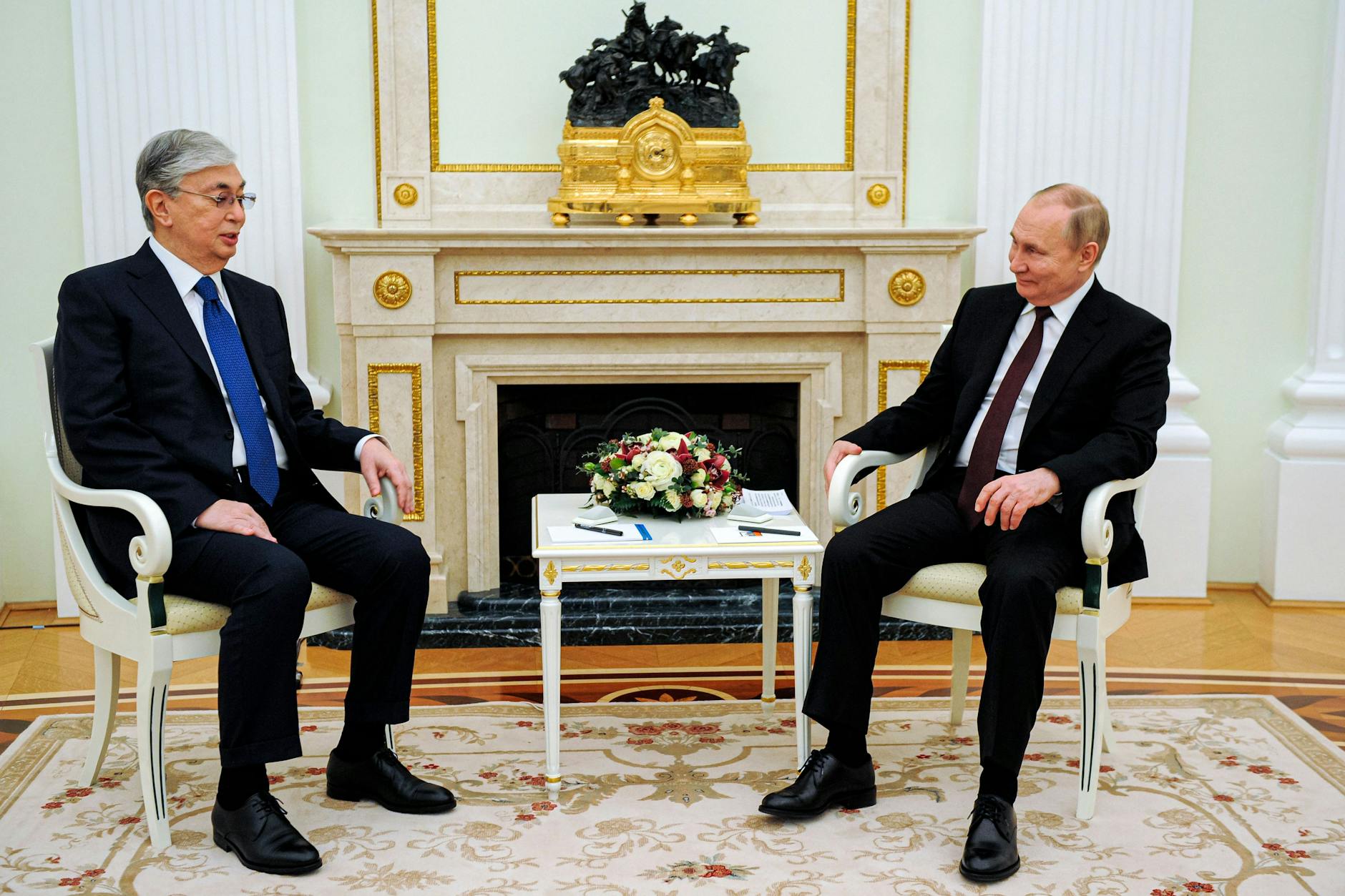 Wladimir Putin, Präsident von Russland, und Kassym-Schomart Tokajew, Präsident von Kasachstan, während ihres Treffens im Kreml am 10. Februar 2022 kurz vor dem russischen Angriff auf die Ukraine.