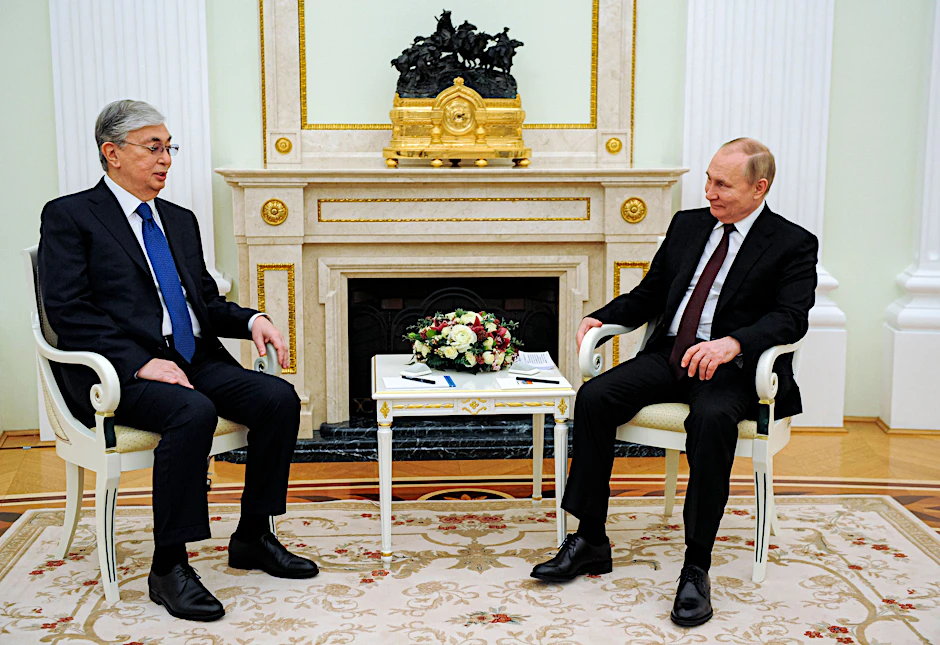Wladimir Putin, Präsident von Russland, und Kassym-Schomart Tokajew, Präsident von Kasachstan, während ihres Treffens im Kreml am 10. Februar 2022 kurz vor dem russischen Angriff auf die Ukraine.