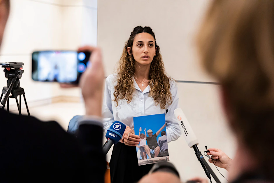 Roni Roman ist die Schwester der von der Hamas entführten Yarden und deren Tochter Geffen. Sie hält ihr Bild in den Händen.