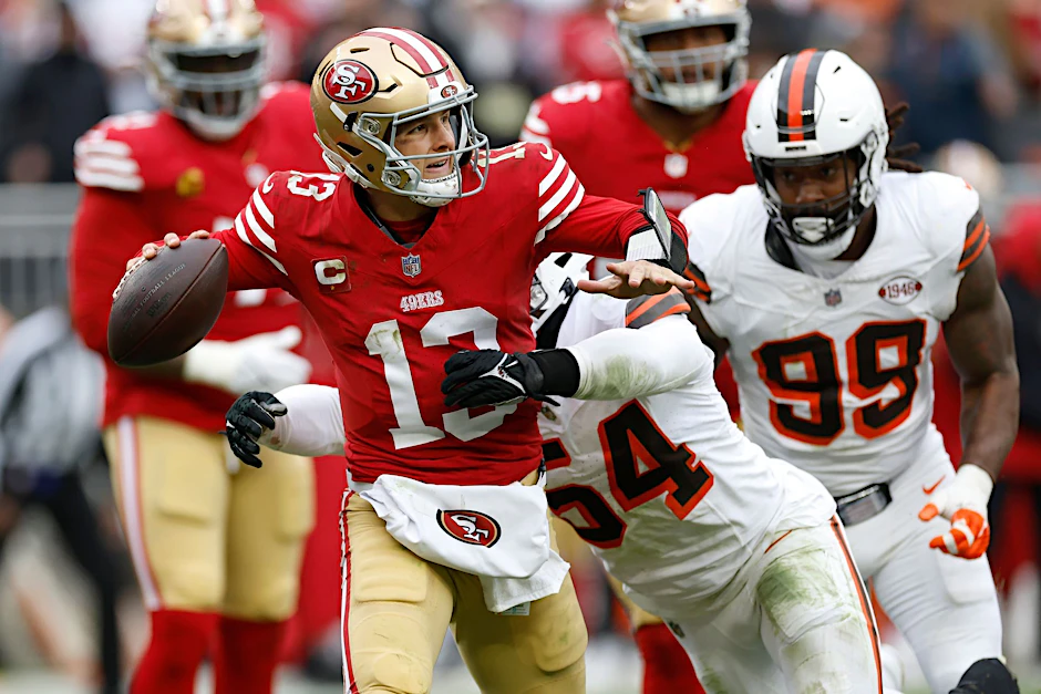 Die 49ers um Quarterback Brock Purdy (l) mussten sich in Cleveland überraschend geschlagen geben.  