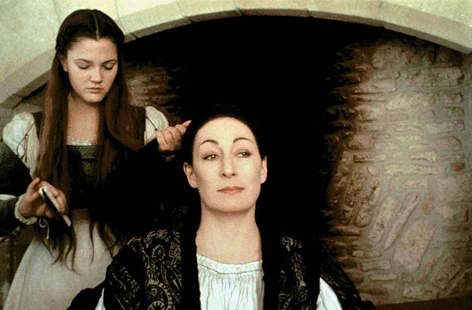 Böse Stiefmutter? Drew Barrymore (l.) und Anjelica Huston im Film „Ever After: A Cinderella Story“