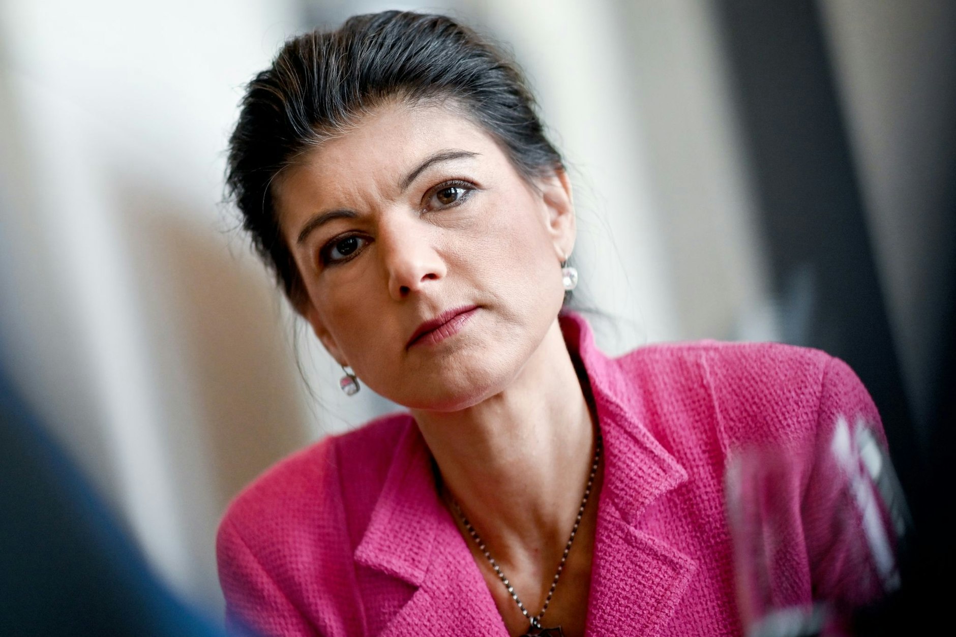Am Montag wird anscheinend Sahra Wagenknecht zunächst die Gründung des Vereins „BSW&nbsp;– Für Vernunft und Gerechtigkeit“ vorstellen. Der Verein gilt als Vorstufe zur Parteigründung.