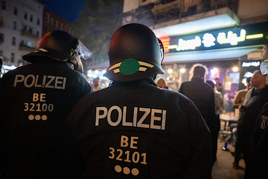 Polizeibeamte stehen im Stadtteil Neukölln auf der Sonnenallee.  