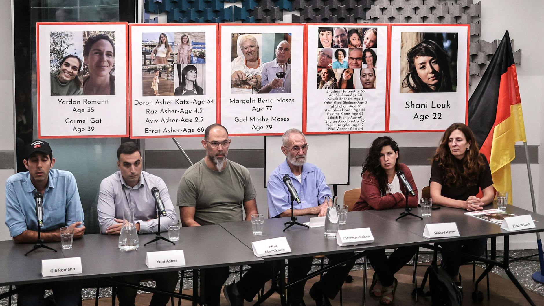Angehörige von Geiseln, die von der Hamas entführt wurden, in der deutschen Botschaft in Tel Aviv: Gili Roman (l-r), Yoni Asher, Efrat Machikawa, Channa Cohen, Shaked Haran und Ricardo Louk.