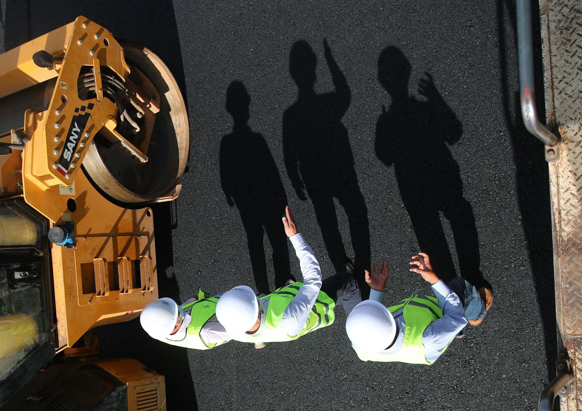 Der chinesische Projektleiter für den Ausbau der East Ring Road in Nairobi, ein weiteres Projekt der Belt and Road Initiative, berät sich mit seinen kenianischen Kollegen.