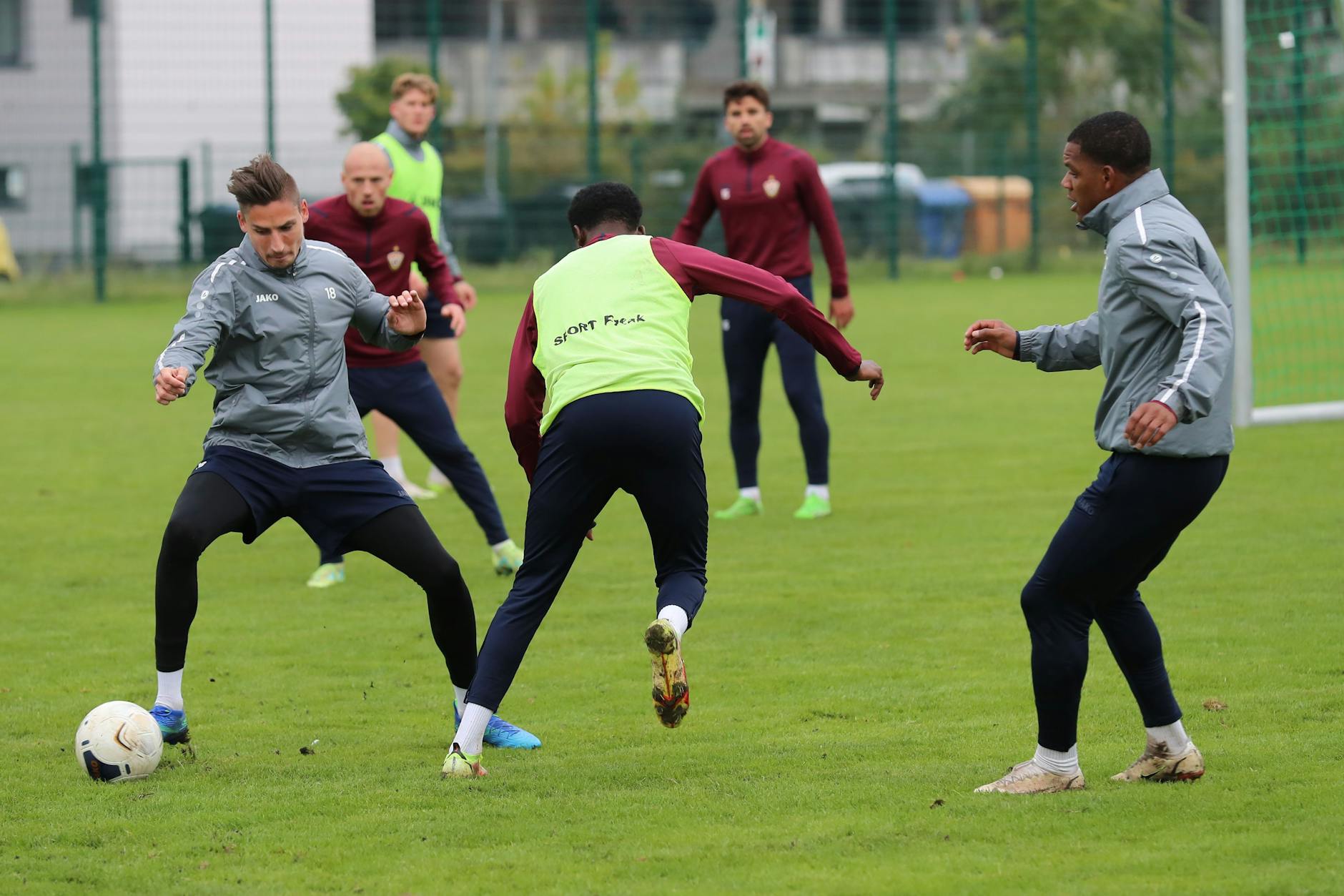 Im Training geben die Dynamos Alexander Siebeck, Mc Moordy Hüther und Arthur Ekalle Vollgas für das Spiel bei Hertha BSC II.