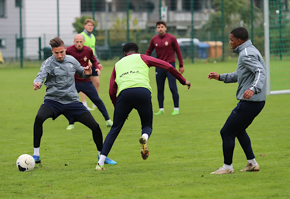 Im Training geben die Dynamos Alexander Siebeck, Mc Moordy Hüther und Arthur Ekalle Vollgas für das Spiel bei Hertha BSC II.