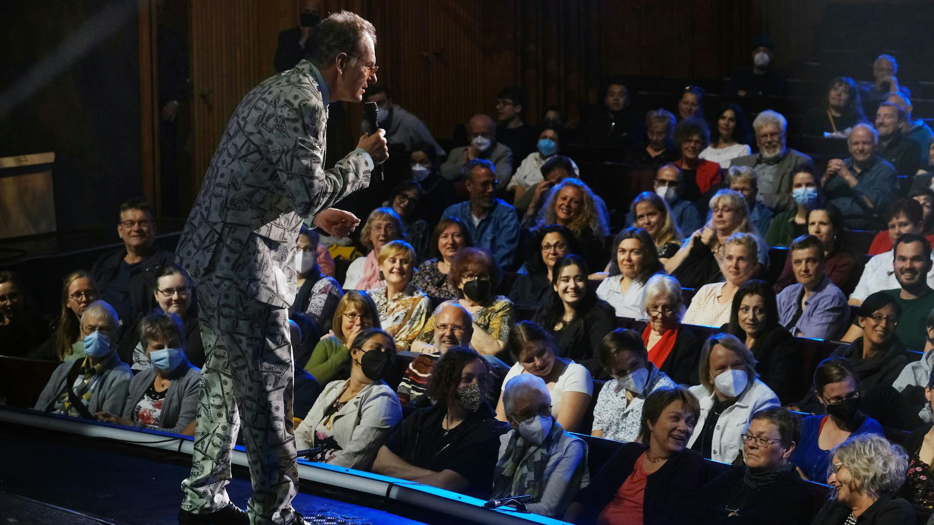 Chin Meyer auf der Bühne. Das Publikum geht offensichtlich mit. 