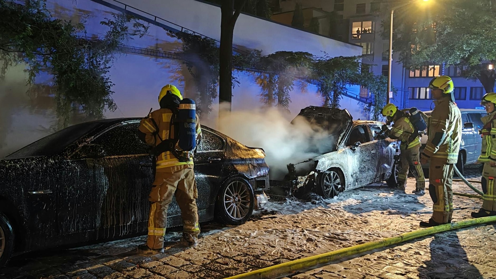 Zwei Autos brannten in Neukölln aus, weitere Pkw wurden in de Highdeck-Siedlung angezündet.