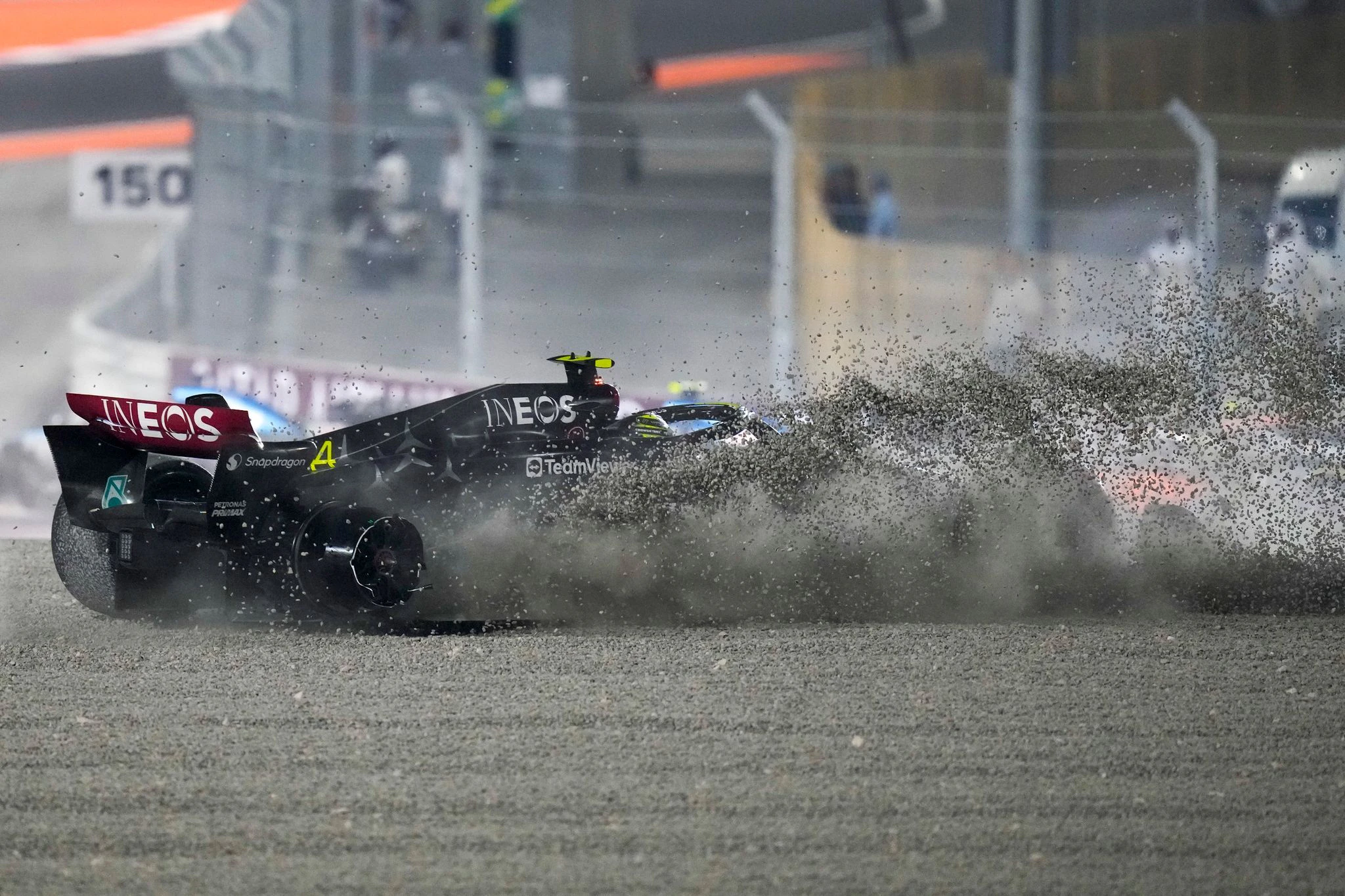 dpatopbilder - Kollision mit dem Teamkollegen: Für Lewis Hamilton war das Rennen bereits nach wenigen Metern beendet.  