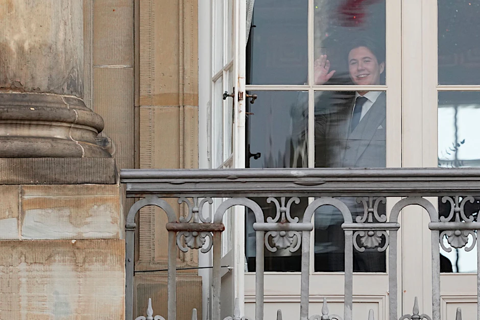 Prinz Christian von Dänemark winkt an seinem 18. Geburtstag aus einem Fenster von Schloss Amalienborg.  pix/AP/dpa