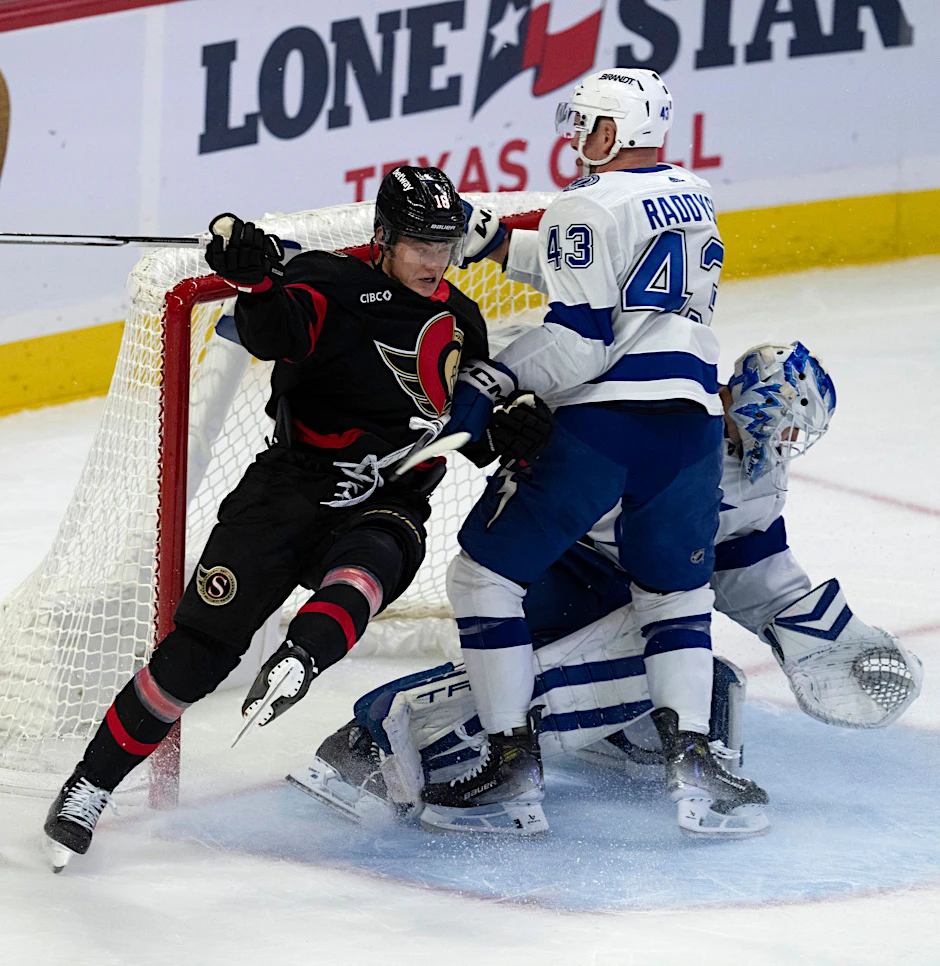 Tim Stützle (l) siegte mit den Senators gegen Tampa Bay Lightning.  ia AP/dpa