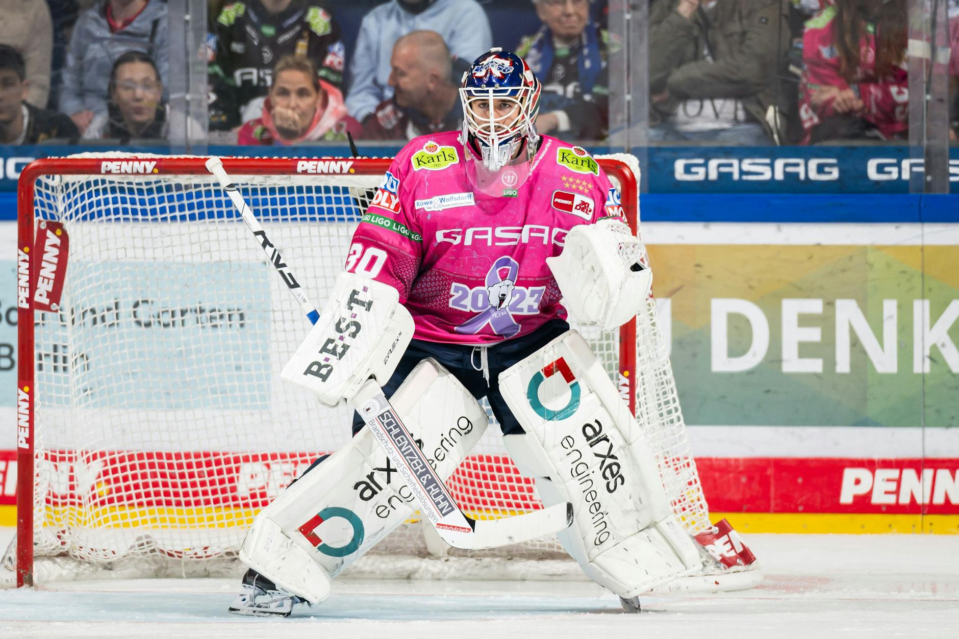 Jake Hildebrands Traum fürs Spiel beim Ex-Klub in Frankfurt: den Bärenkäfig sauber halten.