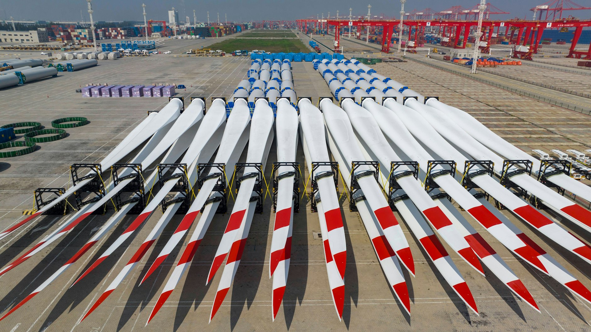 Im Hafen von Taicang in Suzhou werden Windkraftflügel für den Export in die Länder der Belt and Road gestapelt.