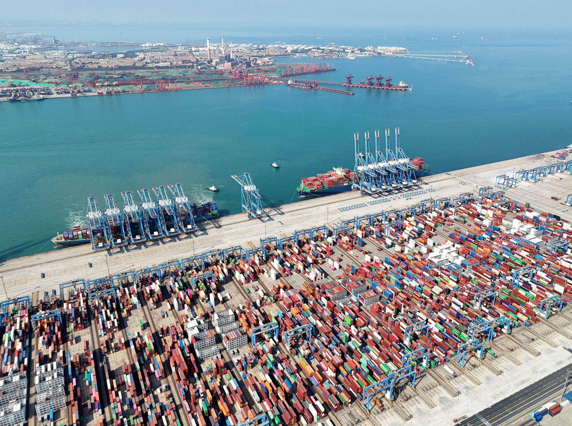 Frachtschiffe, die für Länder der Belt and Road Initiative bestimmt sind, laden im Hafen von Qingdao in der chinesischen Provinz Shandong Waren ein.