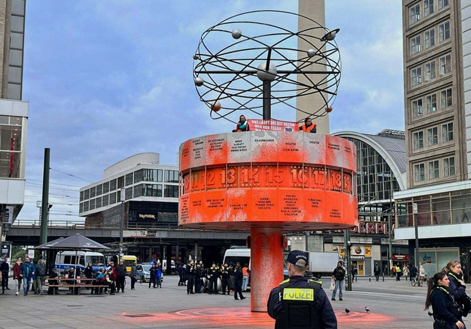 Aktivisten der Gruppe Letzte Generation haben die Weltzeituhr am Alexanderplatz Orange eingefärbt.