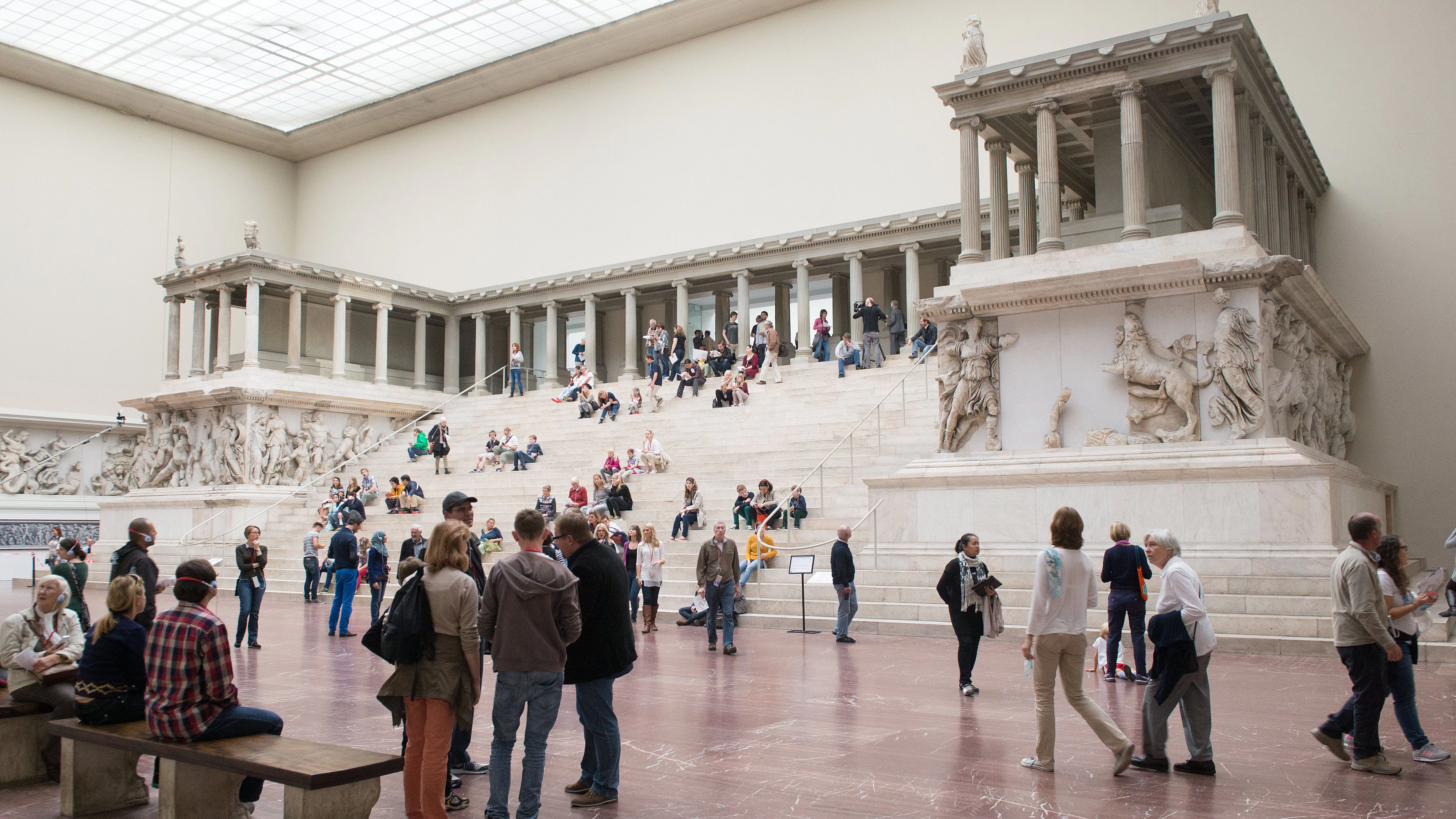 Besucher schauen sich 2014, vor der Sanierung, im Pergamonmuseum im Altarsaal die Fresken und den Pergamonaltar an.