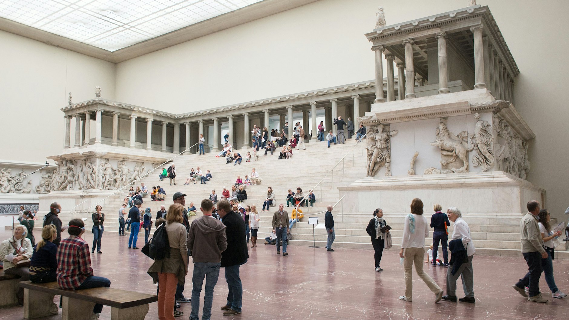 Besucher schauen sich 2014, vor der Sanierung, im Pergamonmuseum im Altarsaal die Fresken und den Pergamonaltar an.