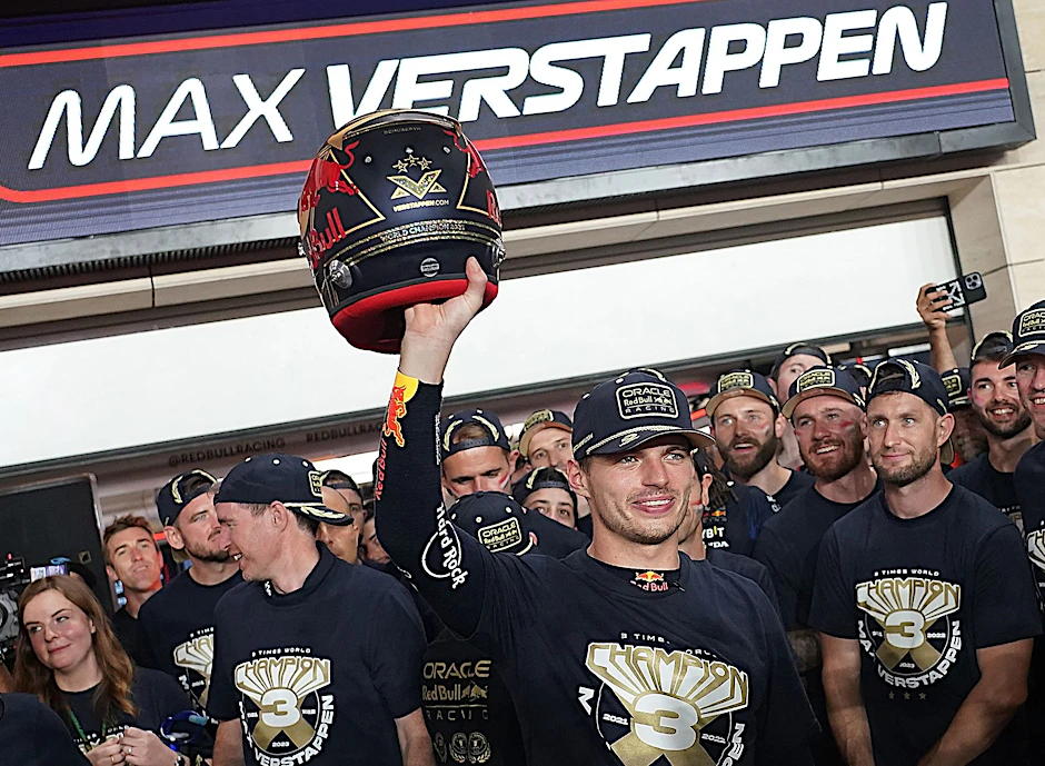 dpatopbilder - Das Red Bull Team feiert mit Max Verstappen aus den Niederlanden vom Team Oracle Red Bull den dritten Weltmeistertitel.  
