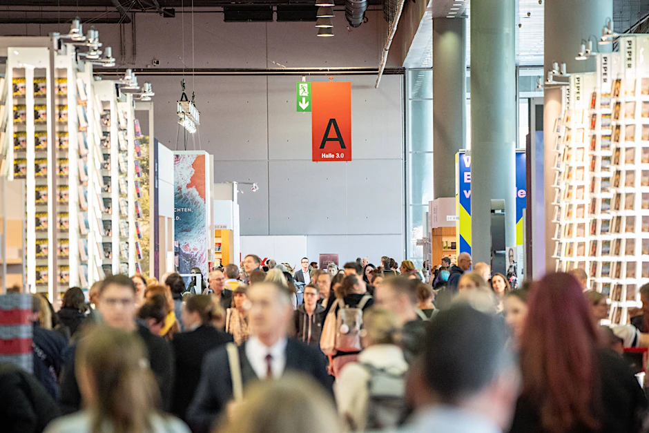 Frankfurter Buchmesse 2023: Gedränge in Halle 3 bei den deutschen Verlagen. Noch sind nur Fachbesucher in den Hallen unterwegs, das Publikum kommt erst ab Freitagnachmittag.