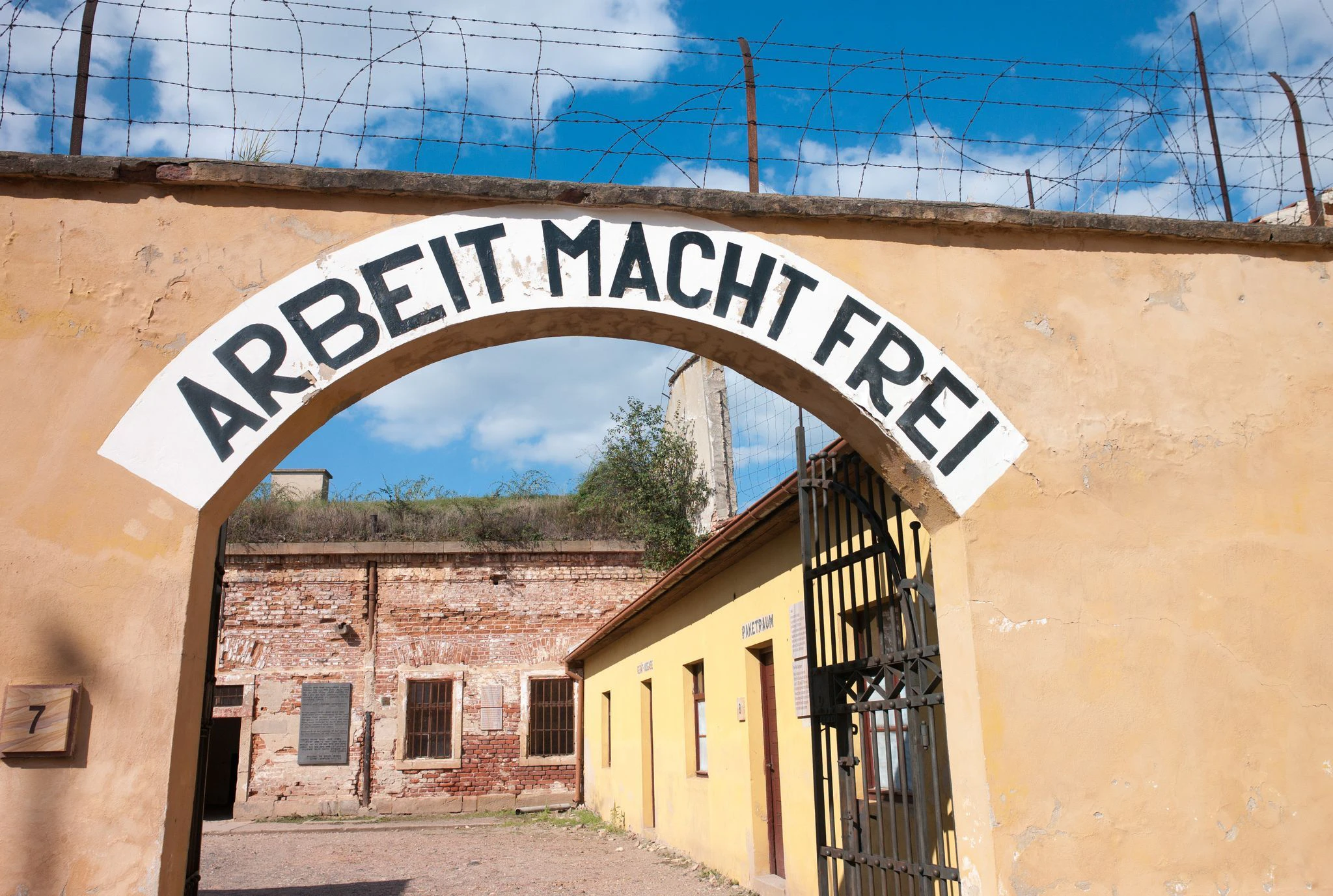 PRODUKTION - Der Eingang zur kleinen Festung Theresienstadt, wo während des Zweiten Weltkriegs ein Gestapo-Gefängnis untergebracht war.  