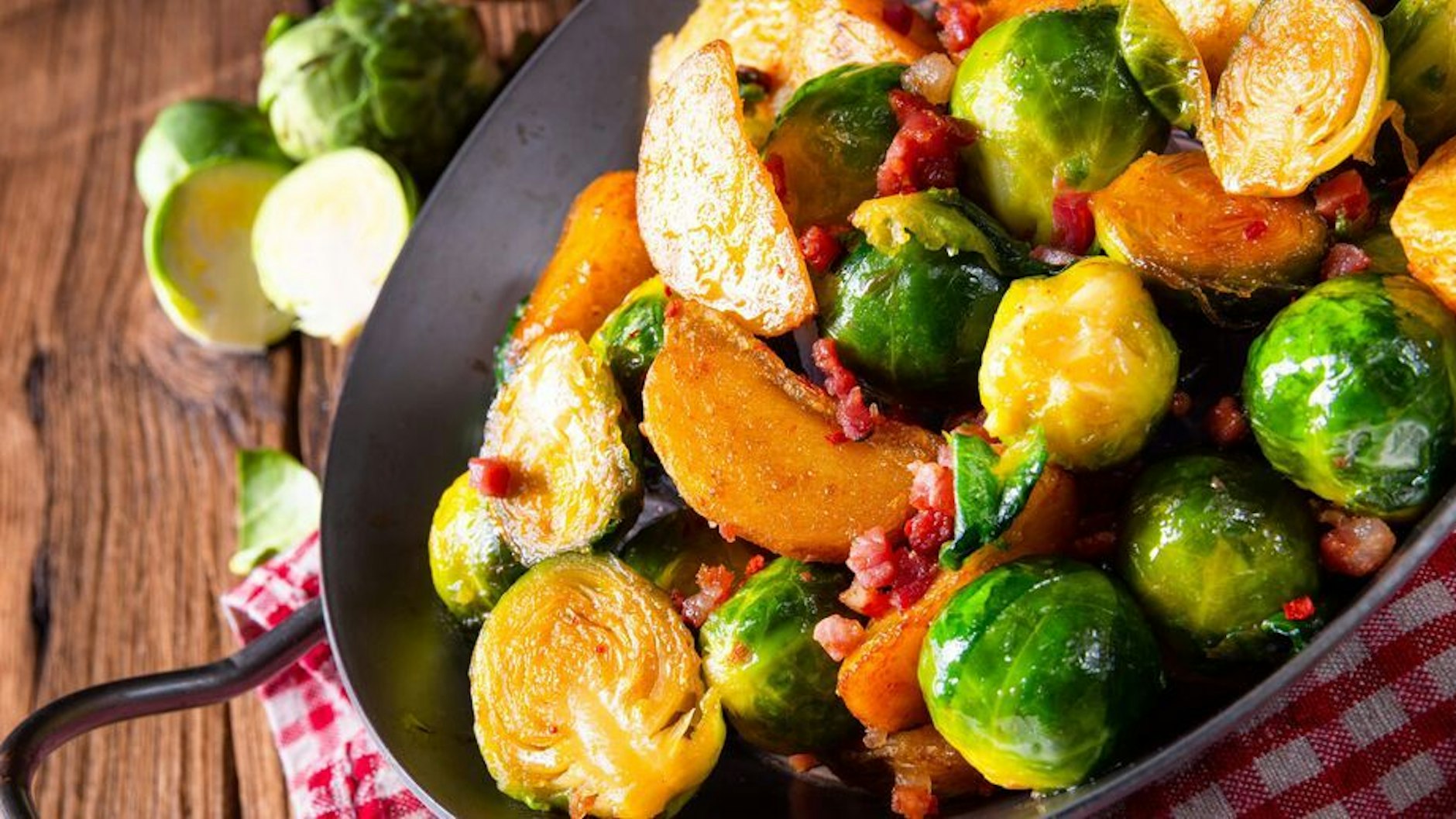 Das Rezept für Rosenkohl-Kartoffel-Pfanne ist schnell gemacht und unfassbar lecker.