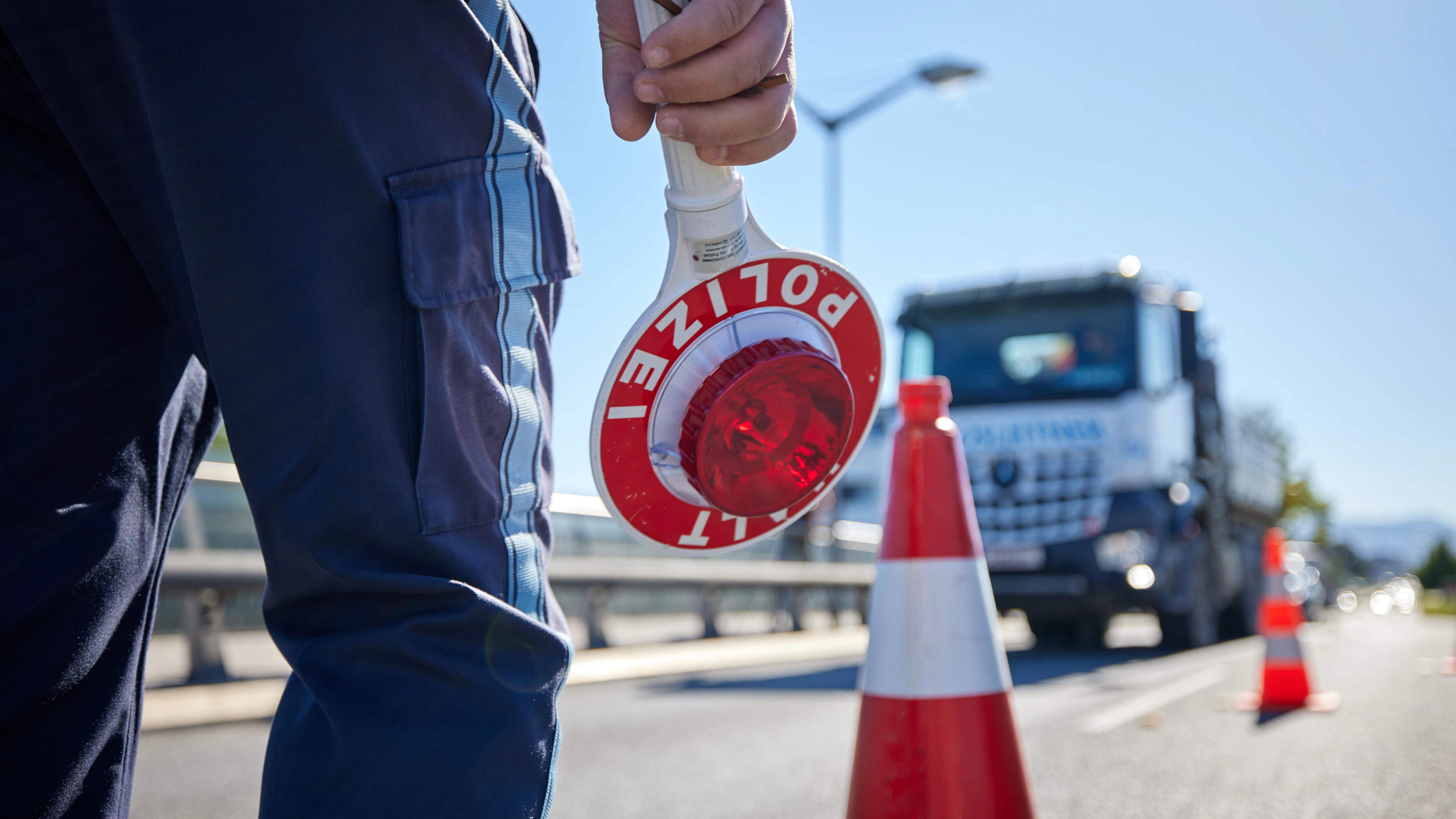 Freilassing: Ein Polizist der Bayerischen Grenzpolizei inspiziert Fahrzeuge, die von Österreich einreisen.&nbsp;