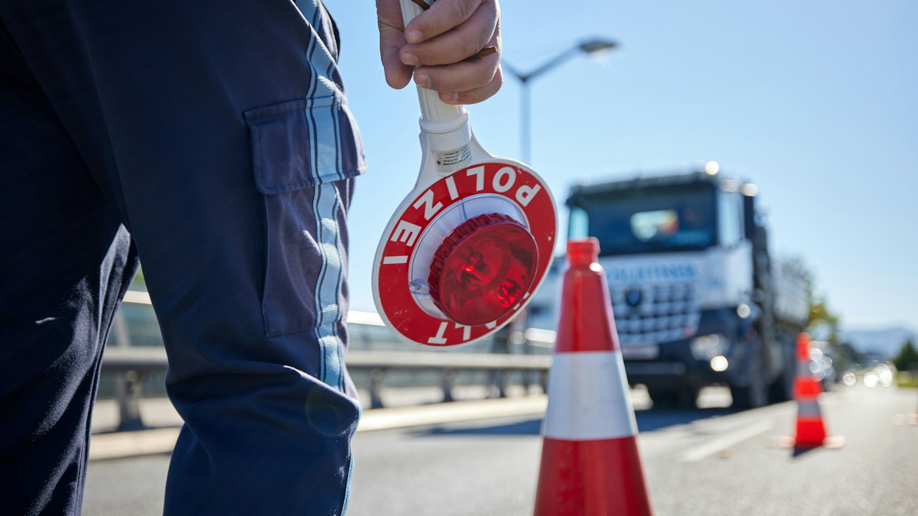 Freilassing: Ein Polizist der Bayerischen Grenzpolizei inspiziert Fahrzeuge, die von Österreich einreisen.&nbsp;