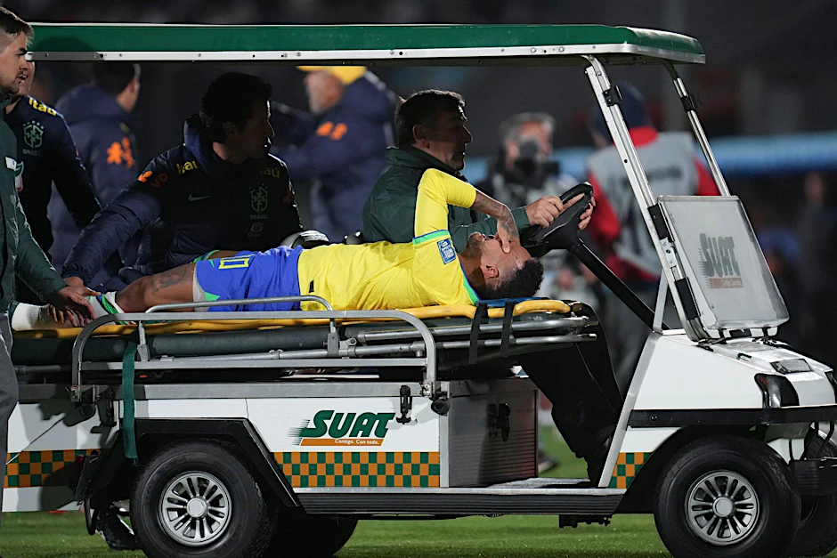 Brasiliens Neymar muss während des Qualifikationsspiels gegen Uruguay vom&nbsp;Spielfeld gefahren werden.&nbsp;