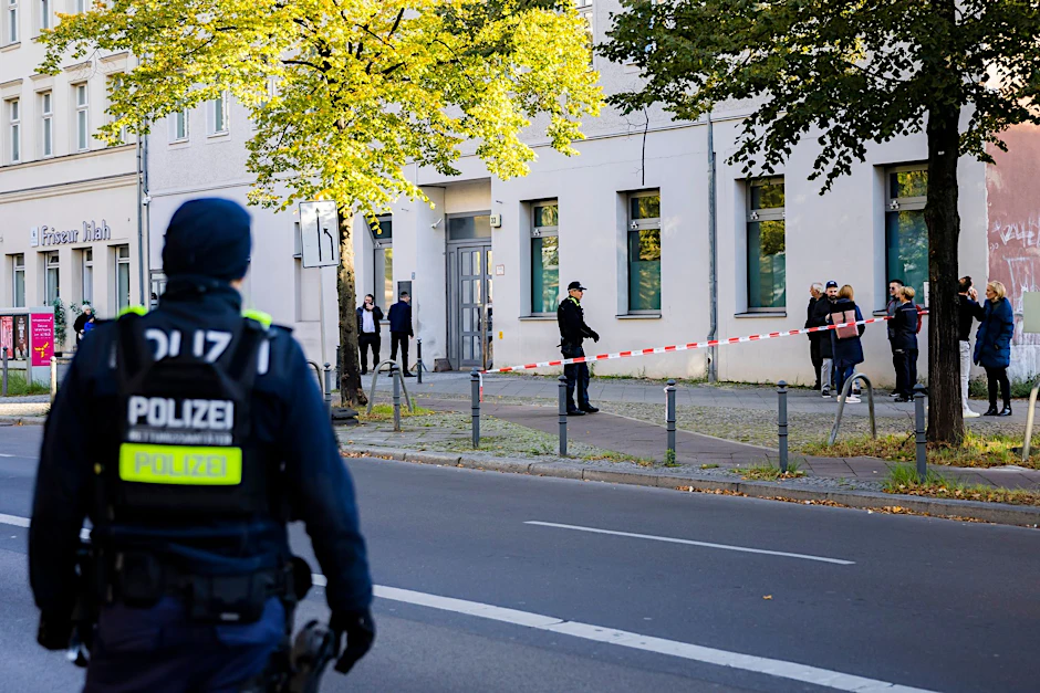 Polizeikräfte stehen vor der jüdischen Gemeinde Kahal Adass Jisroel in der Brunnenstraße in Berlin-Mitte.  
