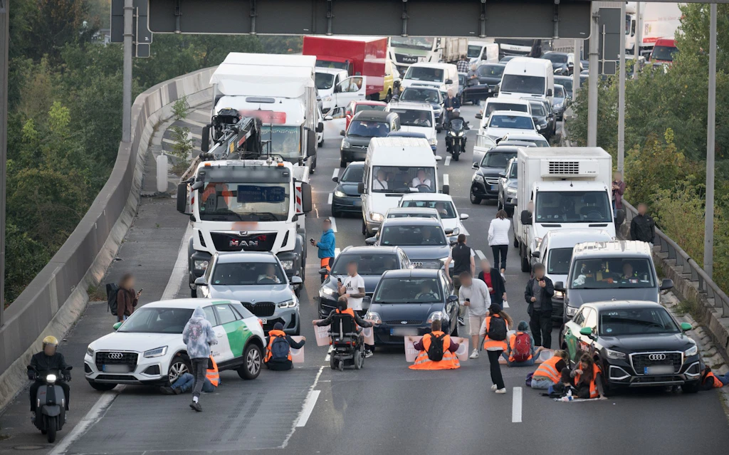 Liveticker: Klimakleber pappen sich auf die A100 – stundenlanger Stau!