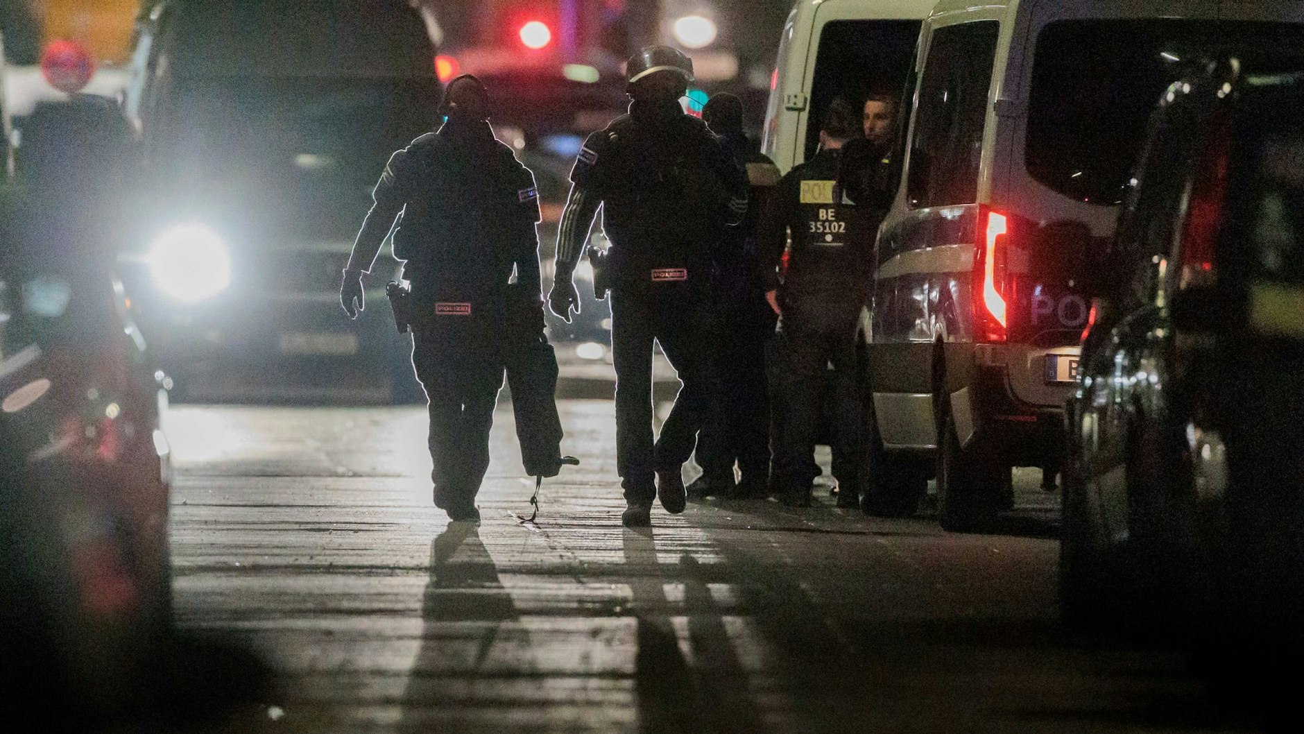Ende der Geiselnahme in Berlin: Polizisten gehen zu ihren Einsatzfahrzeugen zurück.&nbsp;