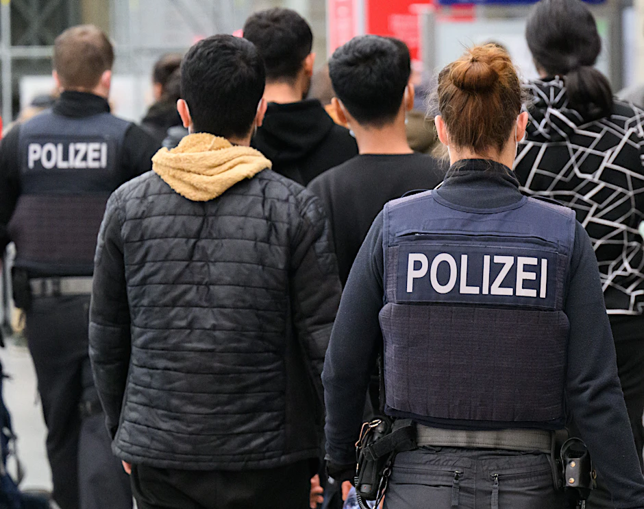 Eine Beamtin der Bundespolizei mit geflüchteten Menschen