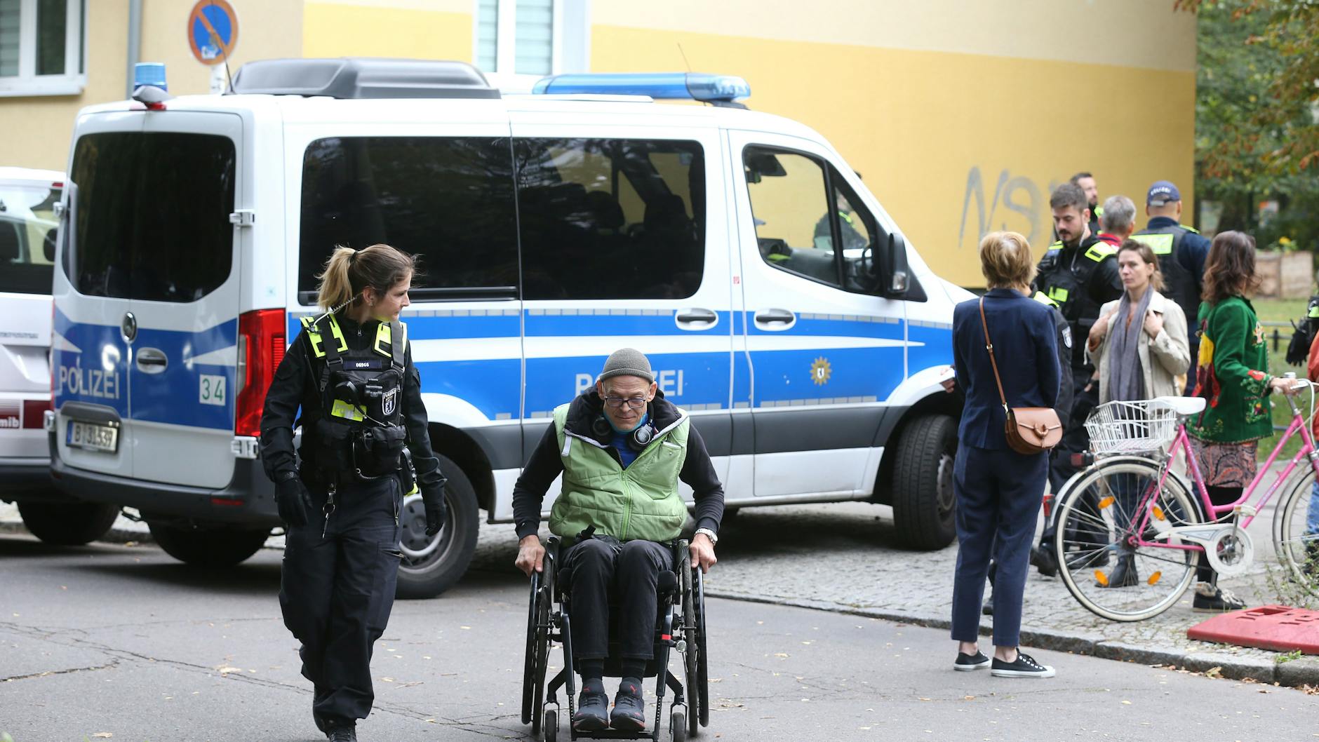Verzweifelte Bewohner blockierten die Zufahrt zu ihrem Hof, um eine Baustelleneinrichtung zu verhindern.
Die Polizei löste den Protest auf. 